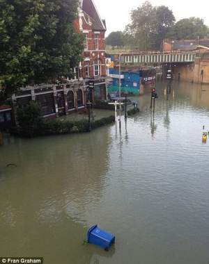 Londra este înghiţită de ape!!! Imaginile sunt şocante