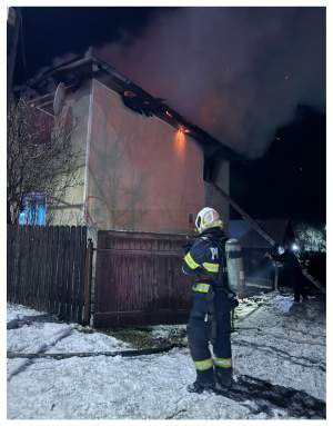 Incendiu în Harghita! Un bărbat a fost găsit mort în propria casă. Pompierii nu l-au putut salva