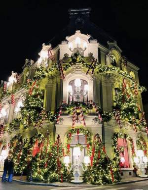 Cea mai frumoasă clădire din București, decorată de Crăciun. Cum arată clădirea în perioada sărbătorilor de iarnă / FOTO