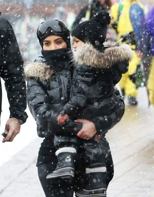 FOTO / Kim Kardashian şi-a scos fiica la ski. Uite ce dulce este cea mică!