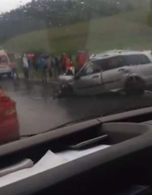 VIDEO / Accident grav pe DN12, între un autoturism și un microbuz cu 20 persoane. A fost activat Planul Roșu de Intervenție