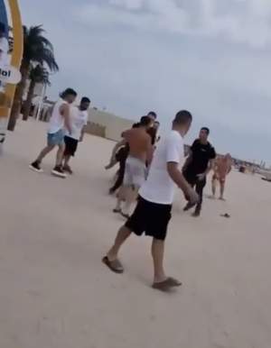 Mai mulți turiști au fost încătușați pe o plajă din Costinești. De la ce a pornit conflictul între oamenii aflați în vacanță și autorități