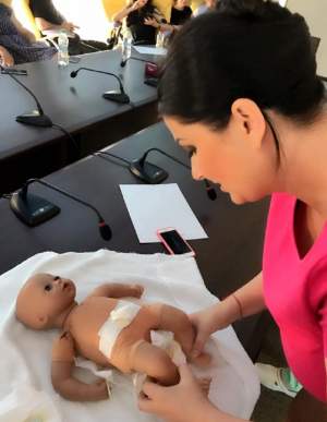 FOTO / Gabriela Cristea, pozată în timp ce îngrijea bebeluşul: "Mă pregătesc intens"