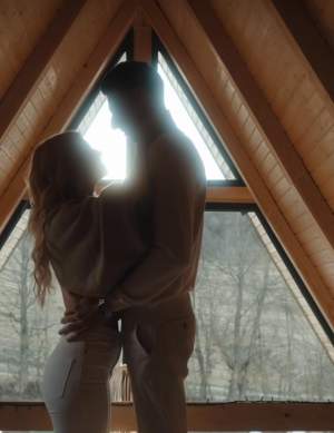 Andreea Bălan și Victor Cornea, momente senzuale în cel mai nou videoclip al artistei. Cum s-au filmat cei doi: „Iubirea este...” / VIDEO