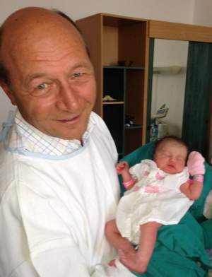 Uite-o pe fetiţa Elenei Băsescu! Prima fotografie cu micuţa prinţesă!