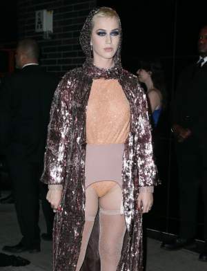 FOTO /  Katy Perry, într-un outfit provocator! Cântăreaţa, pozată cu portjartiera la vedere