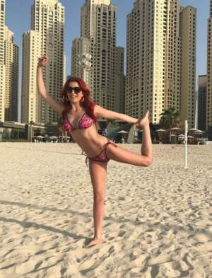 FOTO / Elena Gheorghe, surprinsă pe plajele din Dubai! Slipul minuscul a atras toate privirile