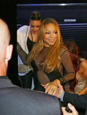 FOTO / A petrecut prea mult și abia a reușit să iasă din club. Mariah Carey, în ipostaze care nu îi fac cinste deloc