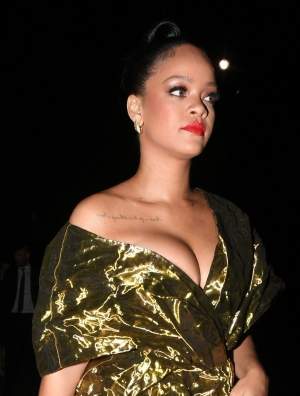 FOTO / Rihanna și-a sugrumat sânii într-o rochie minusculă, la o premieră de film. Cântăreața s-a îngrășat vizibil