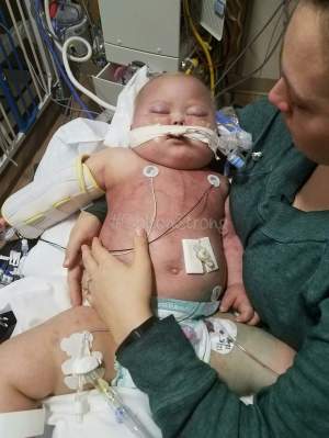 Copilul cu sindromul Down devenit cunoscut pe internet a  murit în braţele mamei sale: "S-a luptat pentru atât de mult! Puterea lui a fost uimitoare"