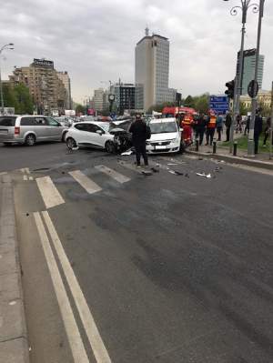 FOTO / Grav accident de circulaţie în Piaţa Victoriei, din Bucureşti! Mai multe persoane sunt rănite