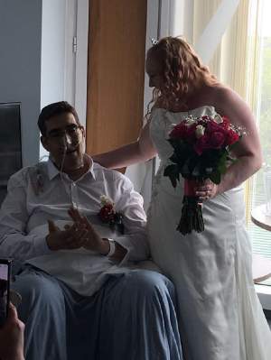 FOTO / Doi tineri s-au căsătorit în spital, În aceeași noapte în care mirele a murit de cancer