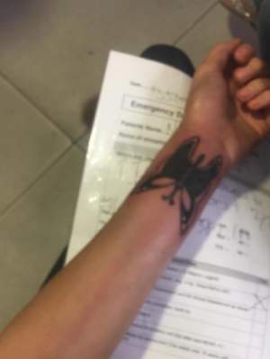 La un pas de moarte din cauza unui tatuaj: "Îmi oprea circulaţia sângelui"