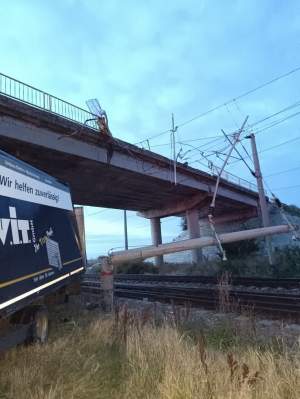 Accident grav în Brăila. Un TIR a căzut de pe un pod, peste calea ferată. La volan se afla un șofer de 66 de ani / FOTO