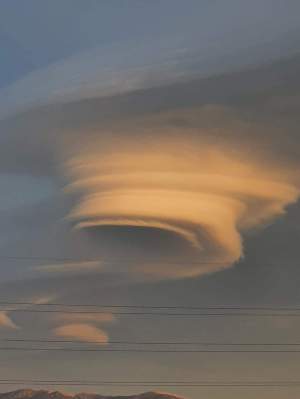 Fenomen rar pe cerul României! "Norul OZN" a putut fi admirat de locuitorii orașului Câmpulung Muscel / FOTO