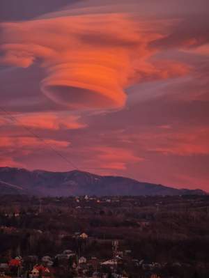 Fenomen rar pe cerul României! "Norul OZN" a putut fi admirat de locuitorii orașului Câmpulung Muscel / FOTO