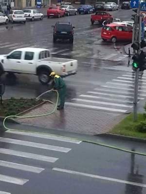 Fotografia la care a râs toată România! Ce face un om pe ploaie?