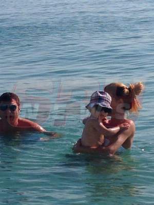 Imagini UNICAT realizate acum două săptămâni! Cristi Borcea se bălăceşte în ocean alături de soţie şi fiul lor!