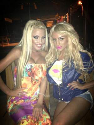 Uite ce fac două blonde celebre din showbizul românesc în toiul nopţii! O să rămâi mască!