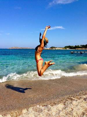 Corina Caragea îşi exersează talentele de gimnastă, în costum de baie! / FOTO