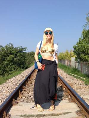 În pană de inspiraţie, Loredana Groza a trecut la poze pe calea ferată!
