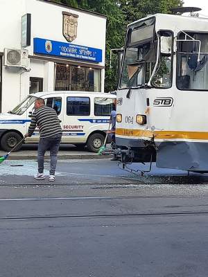 Accident grav în Capitală! Un autobuz s-a ciocnit violent cu un tramvai / FOTO