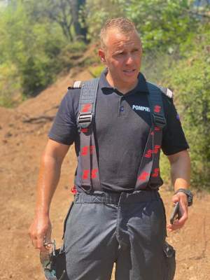 Ei sunt șase dintre pompierii români care s-au oferit voluntari pentru a merge să stingă incendiile din Grecia. Alături de aceștia se mai află alți 102 de eroi / FOTO