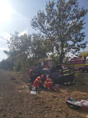 Doi șoferi au murit pe loc, în urma unui accident grav în Bihor. Mașinile lor au ajuns în afara părții carosabile și au fost distruse / FOTO