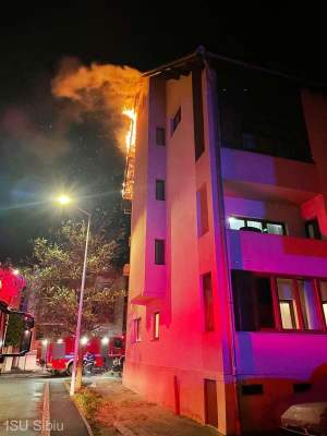 Incendiu în Sibiu! 15 persoane și-au părăsit de urgență casele, după ce un coș de fum a luat foc / FOTO