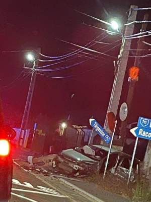 Accident îngrozitor în Dâmbovița. O femeie a murit în urma impactului puternic dintre două mașini. Autoturismele au fost distruse / FOTO