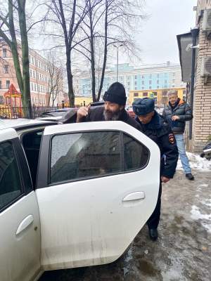 Preot din Rusia, arestat dipă ce a anunțat că va ține slujba lui Alexei Navalnîi. Polițiștii l-au preluat din fața casei sale