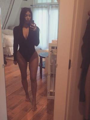 FOTO / Îmbrăcată arată NASOL, dar stai să o vezi aproape DEZBRĂCATĂ! Kim Kardashian şi-a făcut un selfie şi a IMPRESIONAT o lume întreagă