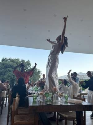 Imaginea virală cu Jennifer Lopez dansând pe masă la ziua ei. Cum arată artista într-un costum de baie minuscul la 54 de ani / FOTO