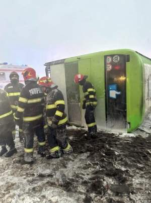 Situație neașteptată în județul Ialomiţa, după ce un autocar cu 40 de pasageri s-a răsturnat. Planul Roșu de intervenție a fost activat / FOTO