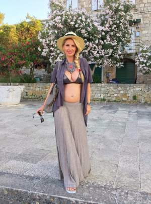 După ce a rămas gravidă a doua oară, sânii Andreei Bănică sunt neîncăpători pentru costumul de baie! Imaginea din vacanță spune totul