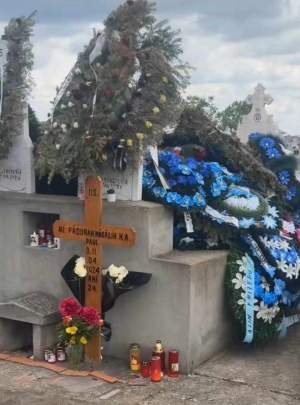 Imagini dureroase cu locul în care a fost înmormântat Mădălin, băiatul mort în Olt. Prietenii lui au dus zeci de coroane și lumânări / FOTO
