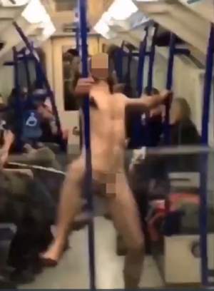 VIDEO / Show erotic în tren! Un bărbat gol PUŞCĂ a dansat la bară! Cum au reacţionat oamenii
