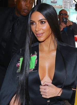 FOTO / Cum şi-a ascuns Kim Kardashian posteriorul deformat la un eveniment monden! Sânii ei expuşi au compensat
