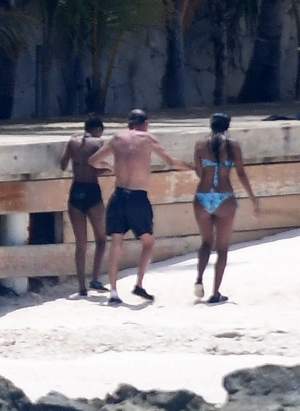 Julio Iglesias abia mai poate merge! A fost dus pe brațe până la plajă / FOTO