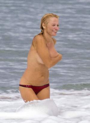 Pamela Anderson, în sânii goi! GALERIE FOTO INCENDIARĂ!