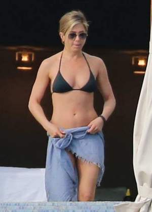 FOTO / Este însărcinată la 47 de ani? Silueta a dat-o de gol pe Jennifer Aniston în cele mai recente fotografii