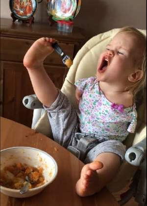 VIDEO / Imagini care pot afecta emoţional! O fetiţă se hrăneşte singură, fără mâini sau ajutor
