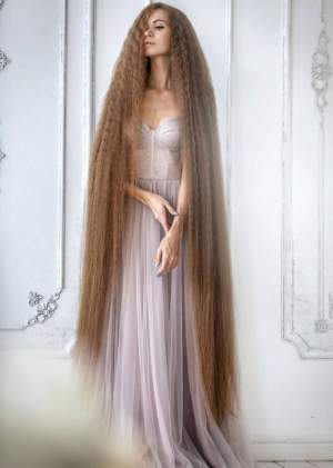Cum arată „Rapunzel” din Rusia, tânăra care nu și-a mai tuns părul de 17 ani. Care e secretul unei astfel de podoabe capilare? / FOTO