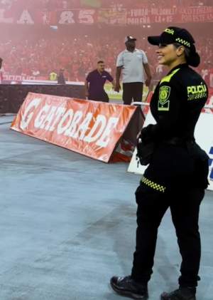 Gestul făcut de o polițistă, în timpul unui meci de fotbal, a devenit viral pe rețelele de socializare. Imaginile au adunat milioane de vizualizări / VIDEO
