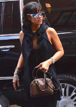 Rihanna, clonată! Şocul a fost atât de mare încât s-a fotografiat alături de "sora geamănă"