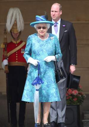 FOTO / Regina Elisabeta, apariție inedită la Palatul Buckingham! Majestatea Sa a îmbrăcat o ținută neobișnuită