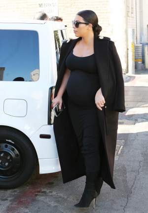 FOTO / Poartă negru, dar nu o subţiază! Kim Kardashian, o gravidă cu greutate