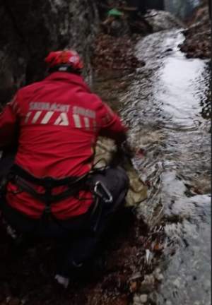 Un băiat de 18 ani se zbate între viață și moarte, după ce a căzut în apă pe Valea Caraimanului. Are fracturi grave și este hipotermic / FOTO