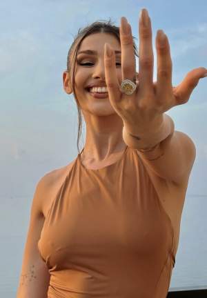 Alina Eremia, cerută în căsătorie de iubitul ei, Edy Barbu. Cum arată inelul pe care l-a primit cântăreața din partea partenerului său: „DA!” / FOTO
