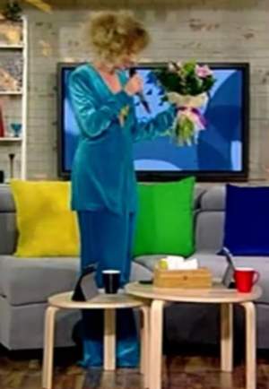 FOTO / Alexandra Stan, ţinută NEINSPIRATĂ la TV! Arată ca o pijama cu două numere mai mari şi îi stă ca pe gard